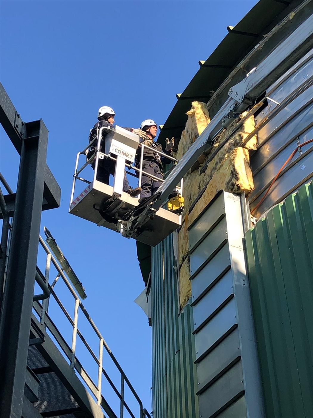 Due tecnici RGS al lavoro sulla copertura di un digestore