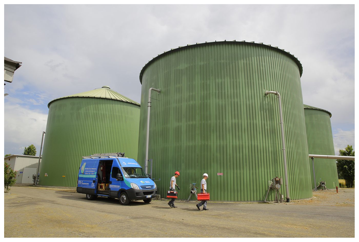 Furgone RGS e tecnici che raggiungono un impianto di biogas