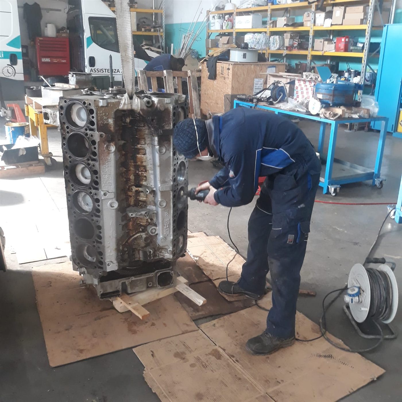 Monoblocco motore in lavorazione nell'officina RGS