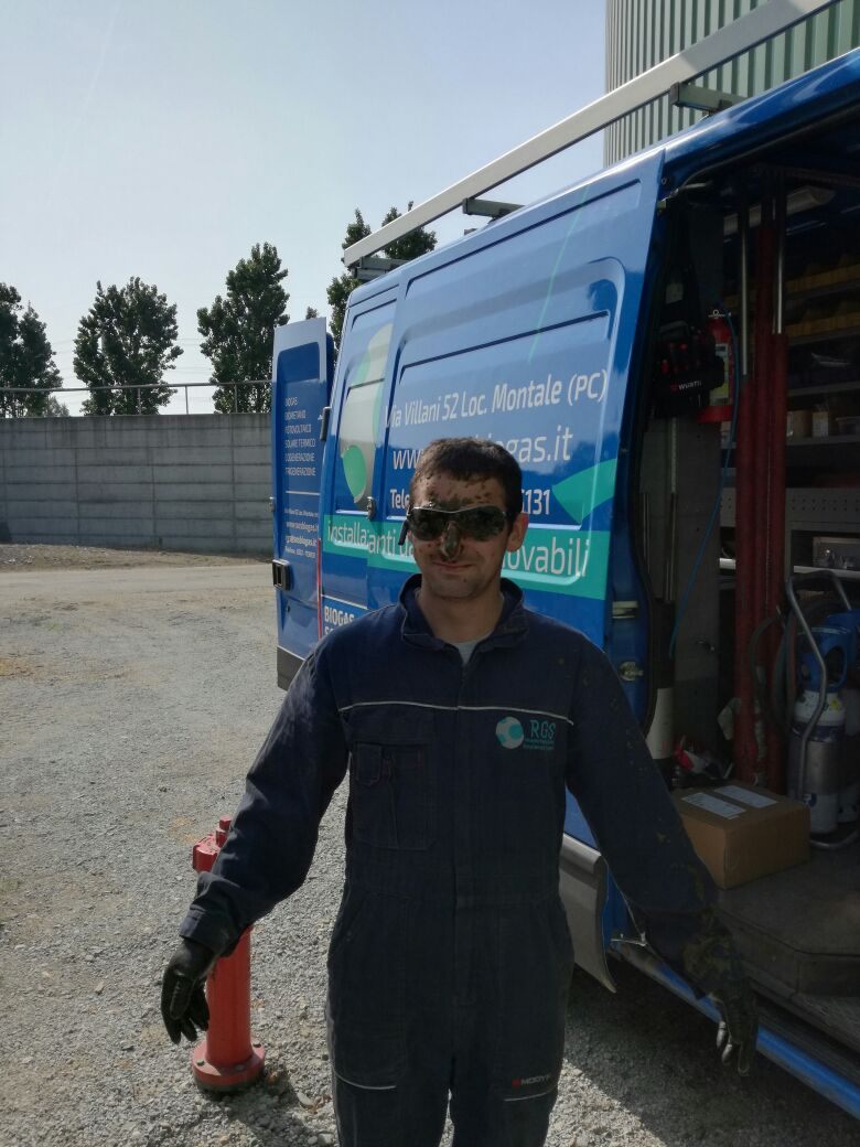 Tecnico RGS davanti al furgone dopo un intervento