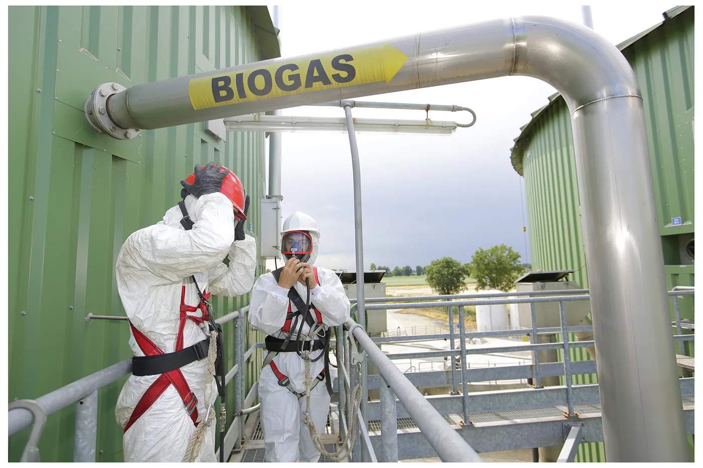 Tecnici RGS con maschera e imbragatura sulla passerella della linea biogas di un impianto