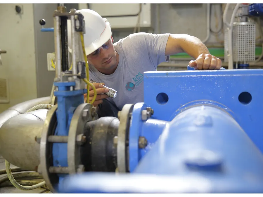 Tecnico RGS controlla una pompa durante la diagnosi di un impianto biogas