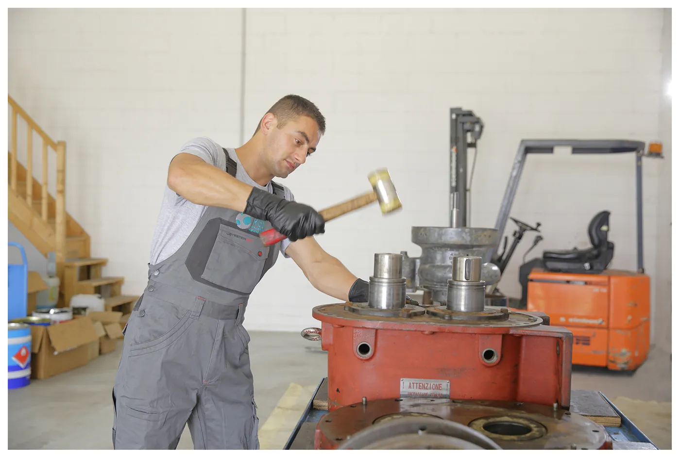 Tecnico RGS revisiona un componente meccanico nell'officina