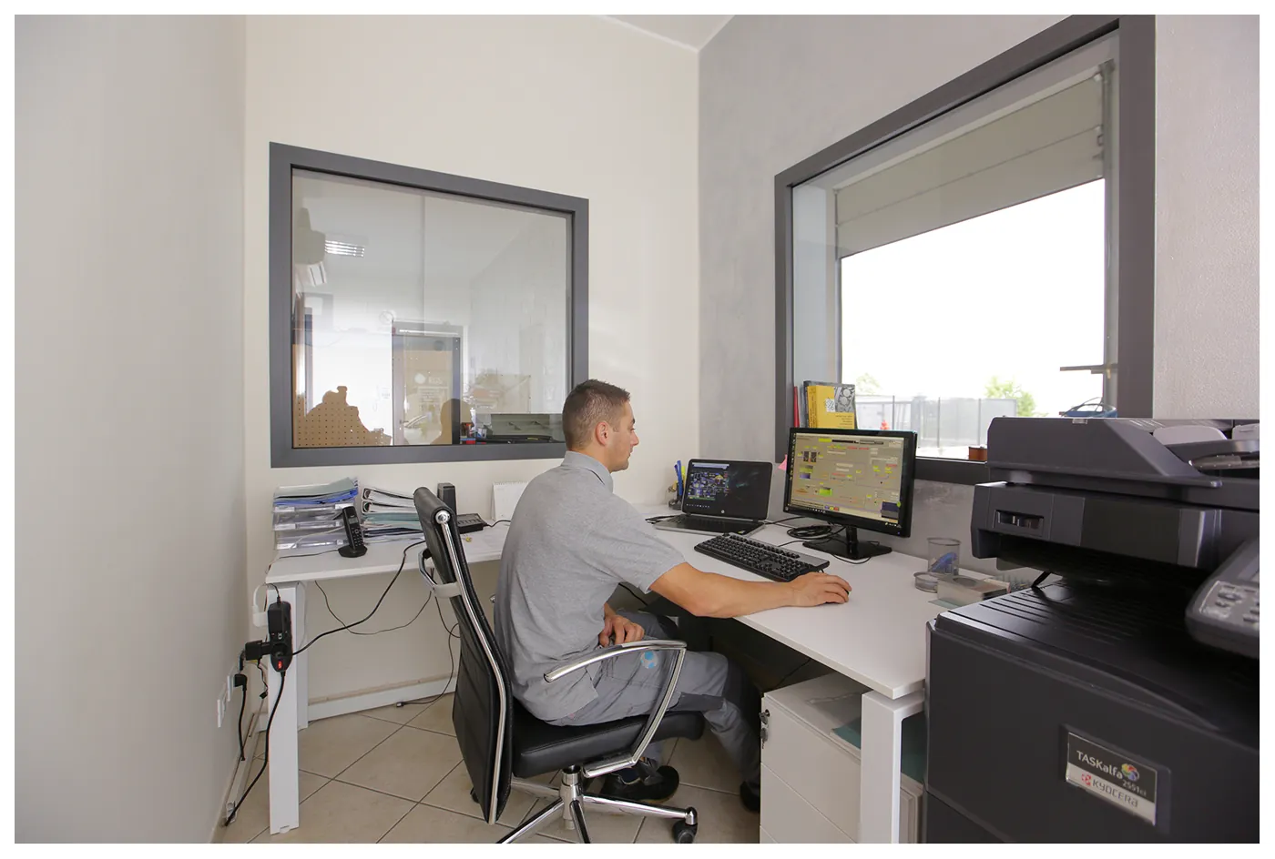 Ufficio tecnico di RGS a Pontenure con un tecnico al computer